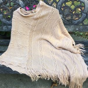 Win Win acrylic pull over shawl EUC no pulls